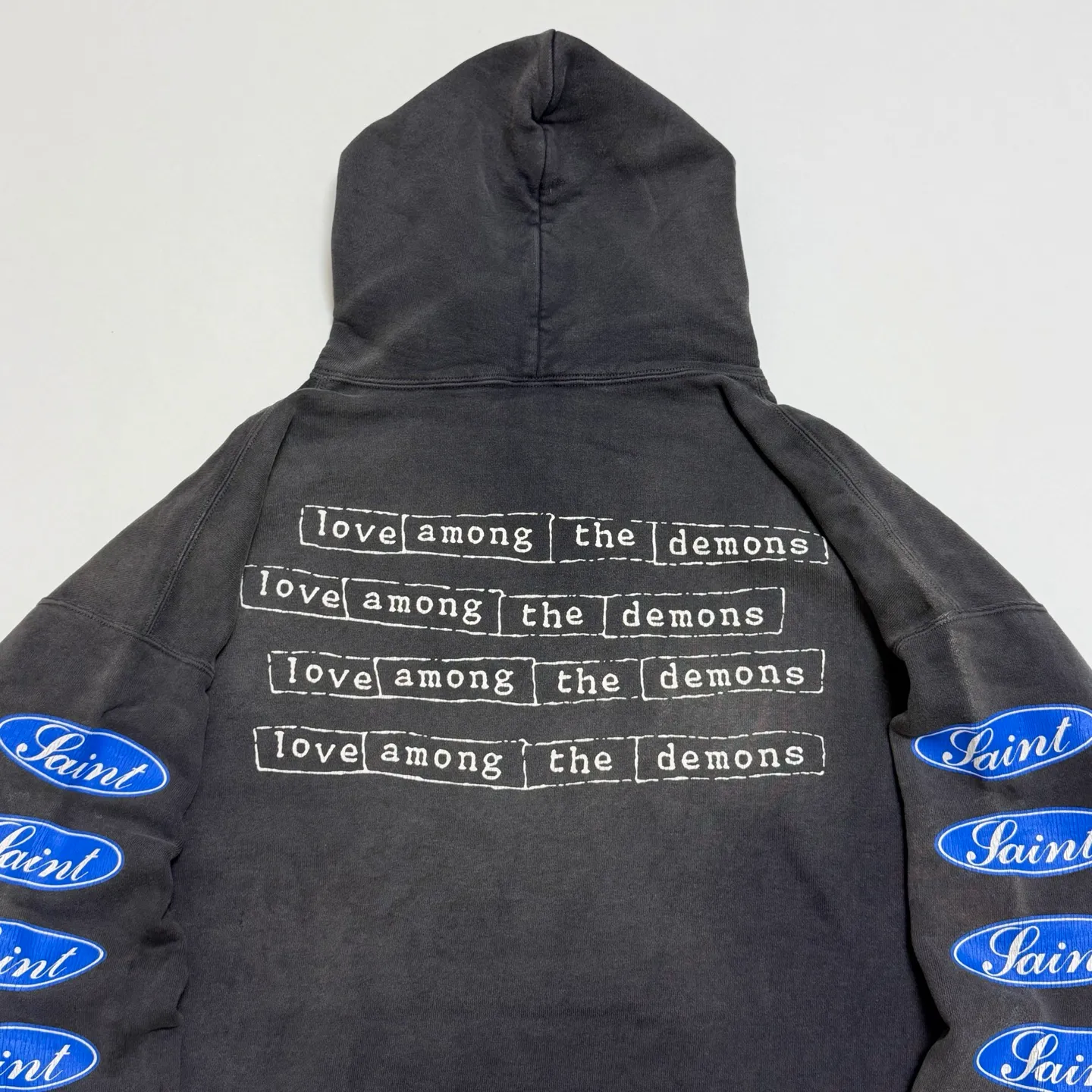 SAINT Mxxxxxx HOODIE/LOVE AMONG/BLK blue SAINT barrage slogan hoodie, washed black S-XL, the latest version, revised many times, the version is closer to the original version, and the street flavor is stronger! Heavy washing with water-sprayed fading process for stronger distressing effect. Handmade wormhole destruction treatment. Authentic level extreme distressed crack printing. The main mark and wash mark are all correct versions.